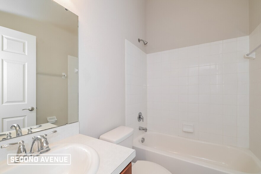 Building Photo - 2041 Horse Creek Ln