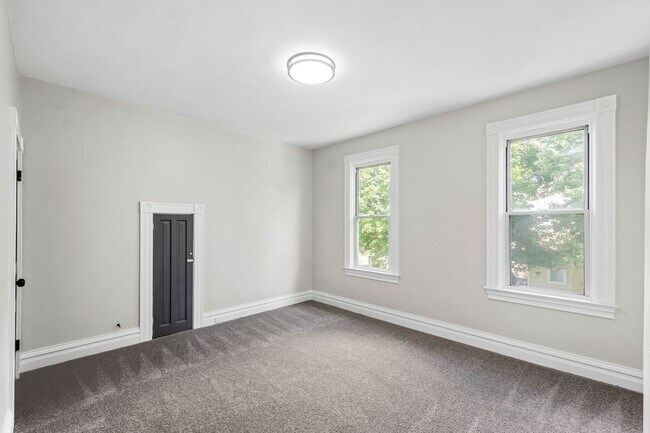 Building Photo - Beautiful 2 Bedroom home in Whitaker available February 1!