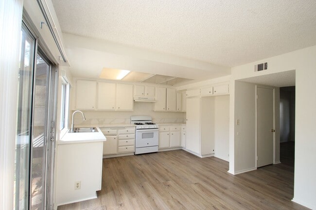 Building Photo - Coming Soon – Charming 3-Bedroom Townhome ...