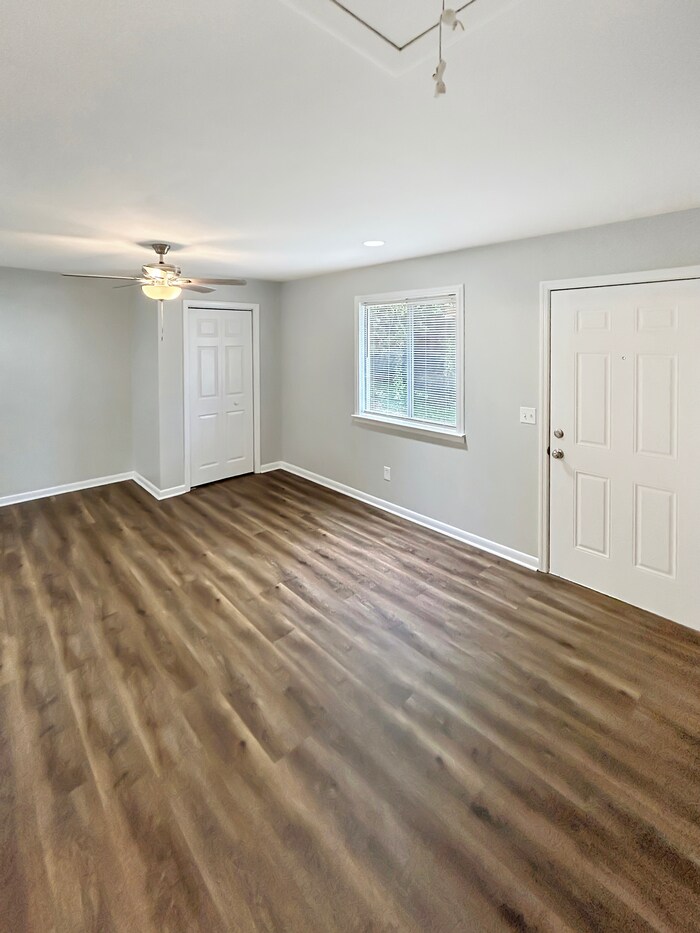 Building Photo - 208 Glenrose Ct