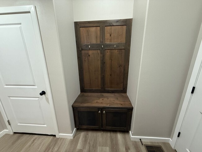 Building Photo - Spacious 5-Bedroom Walkout Basement Home i...