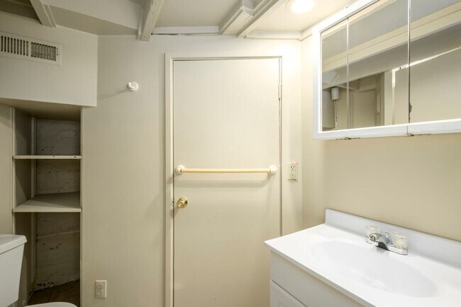 Building Photo - Gorgeous  Home In The Marmalade District O...