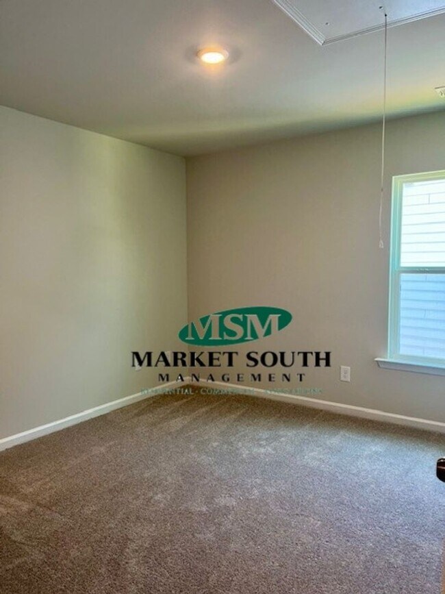 Building Photo - 114 Binscombe Ln