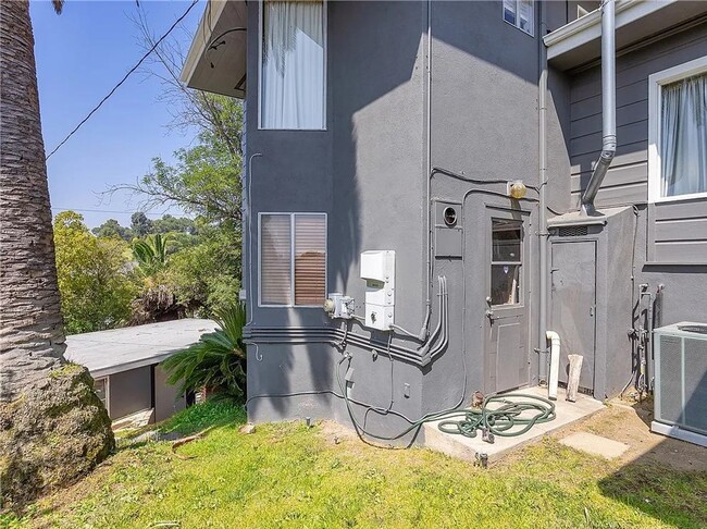 Building Photo - Gorgeous 3 bd 2 ba + Den Single Family hom...