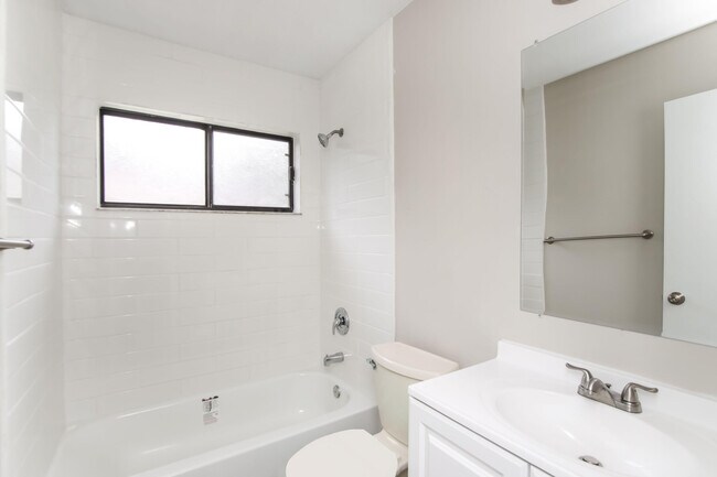Building Photo - 409 Santa Martia St SW