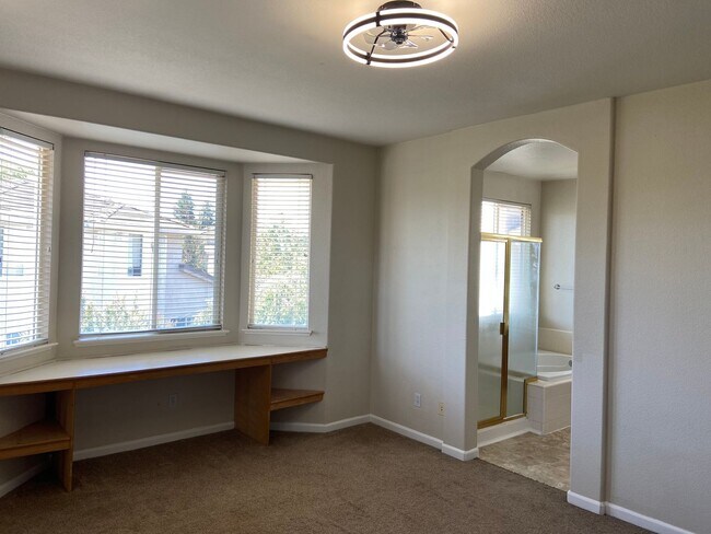 Building Photo - Spacious 4Bdrm, 2.5 bath off Sheldon & Hwy 99