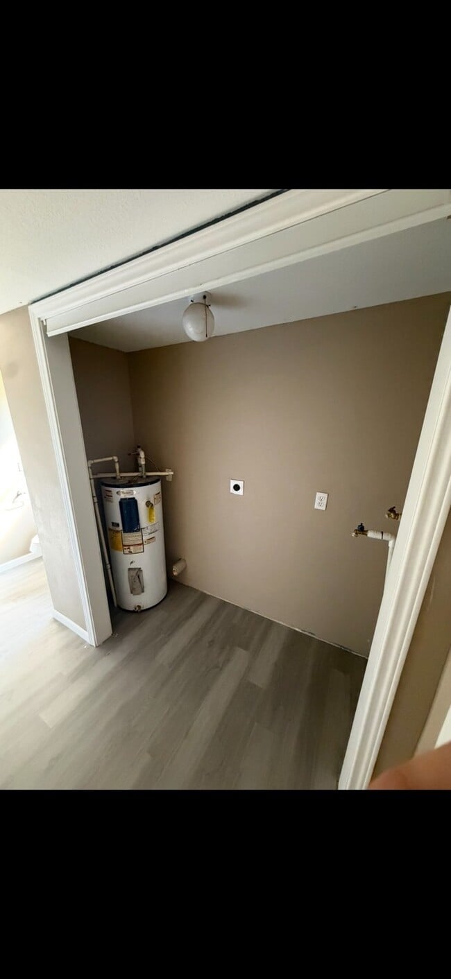 Building Photo - 14 Lakeview Dr