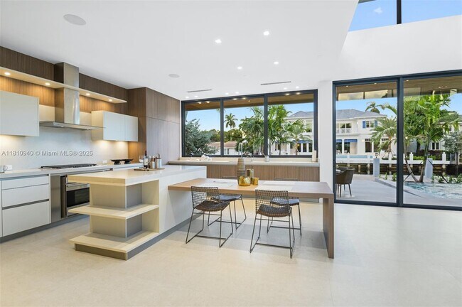 Building Photo - 401 Royal Plaza Dr