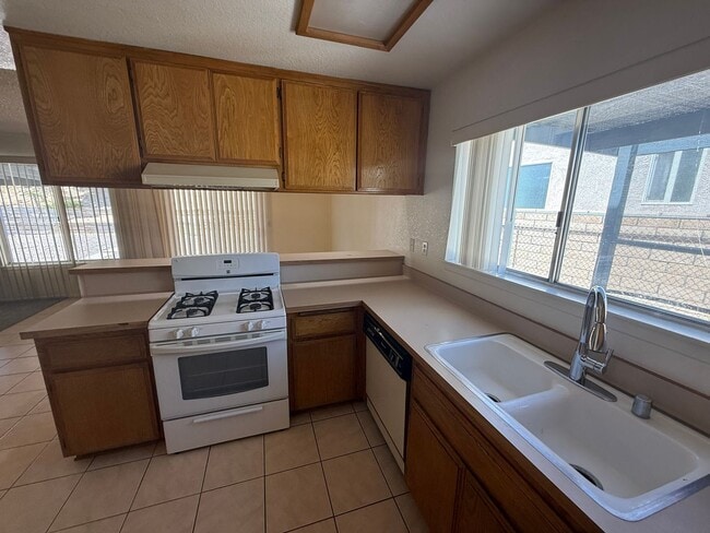 Building Photo - Silverlake's Home- 3 Bedrooms, 2 Bathrooms...