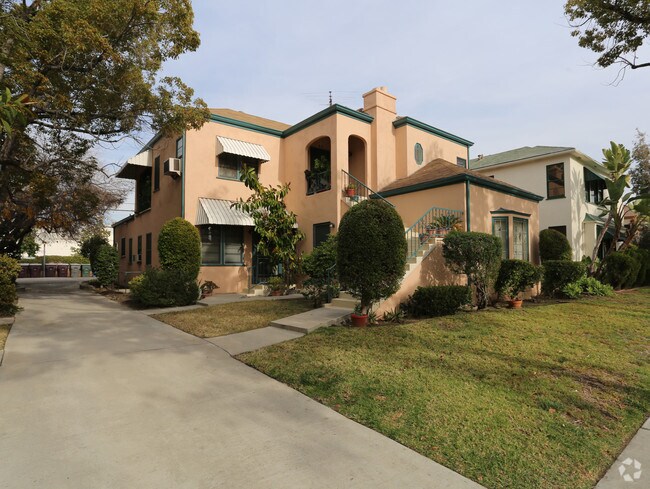 Building Photo - 817 E Doran St