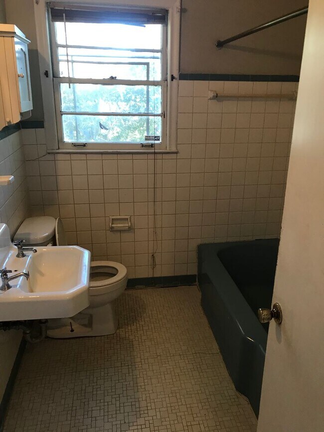 Building Photo - 2 Bedroom Duplex on Hancock Street - Available  NOW!!