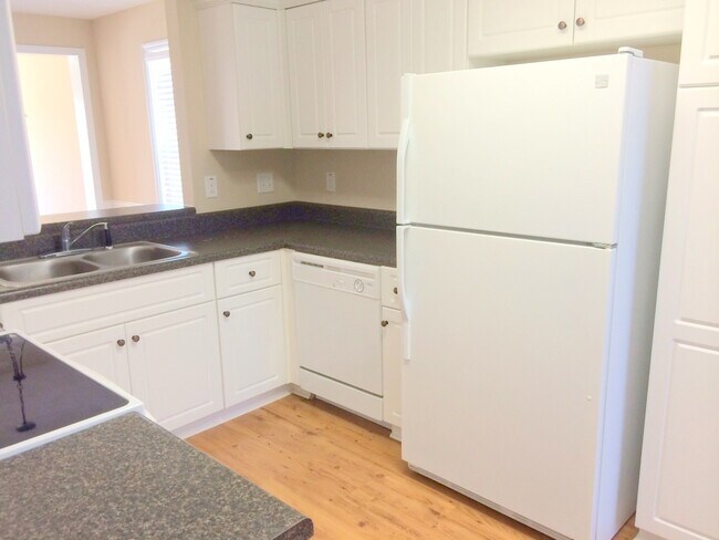 Building Photo - 221 Sunview Dr