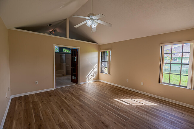 Building Photo - 409 SW Whitmore Dr