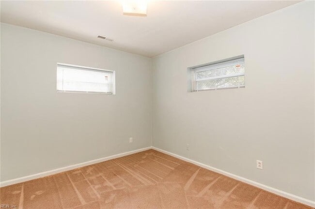 Building Photo - 1443 W 40th St