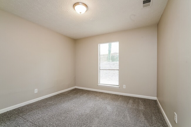 Building Photo - 2472 Hewatt Rd