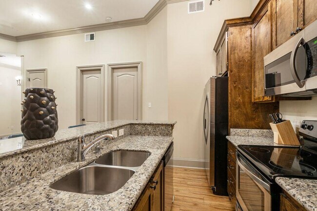 Building Photo - 30 Baronne St