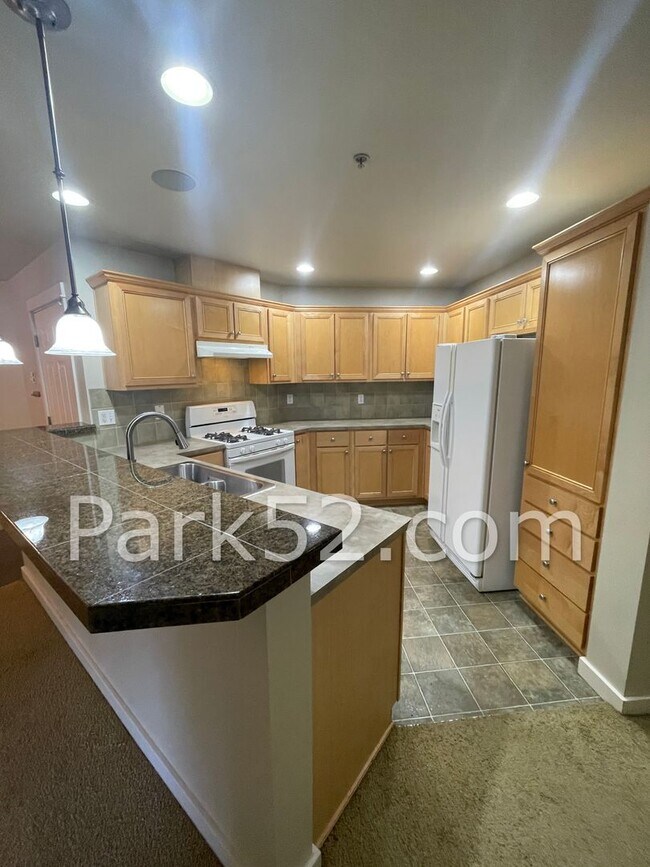 Building Photo - 3 Bedroom Condo in DuPont