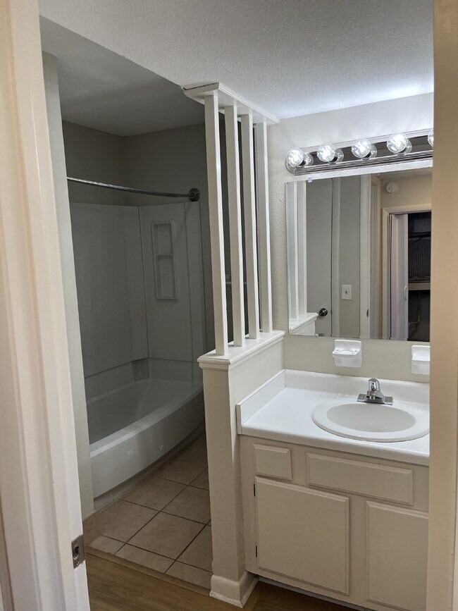 Building Photo - 1404 Bell Trace Dr