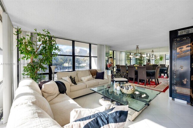 Building Photo - 800 Parkview Dr