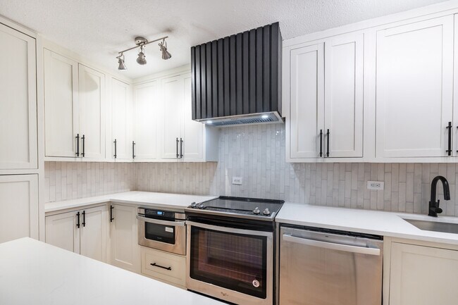 Building Photo - 1339 N Dearborn 2B