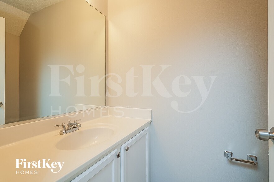 Building Photo - 5701 Yachtsman Ct