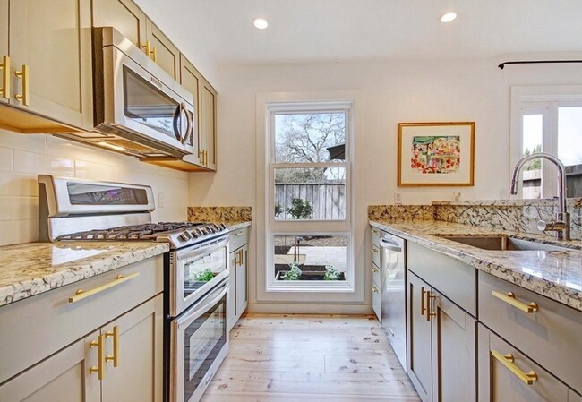 Building Photo - Beautiful Remodeled 2 Bedroom 2 Bath St. H...