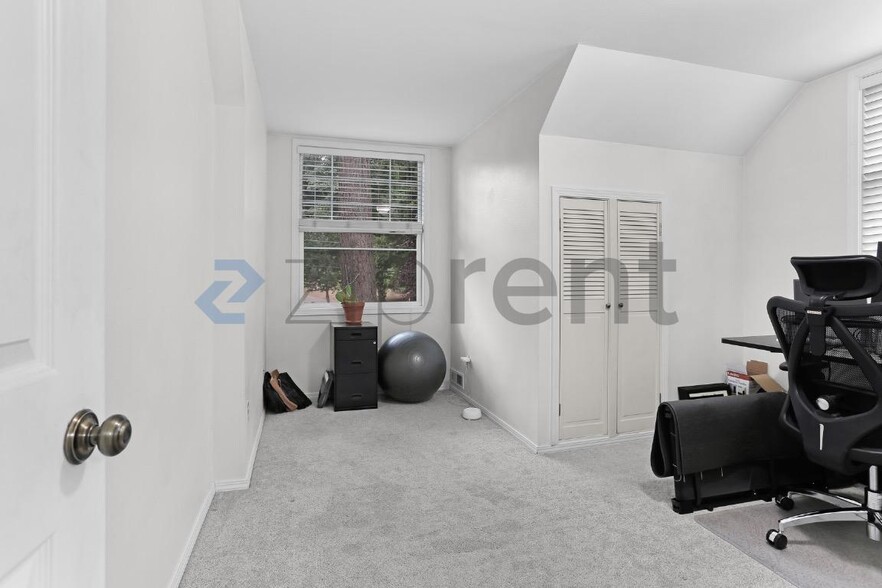 Building Photo - Unit