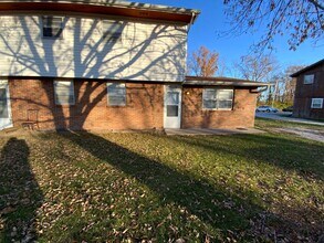 Building Photo - 560 NE Park Ln