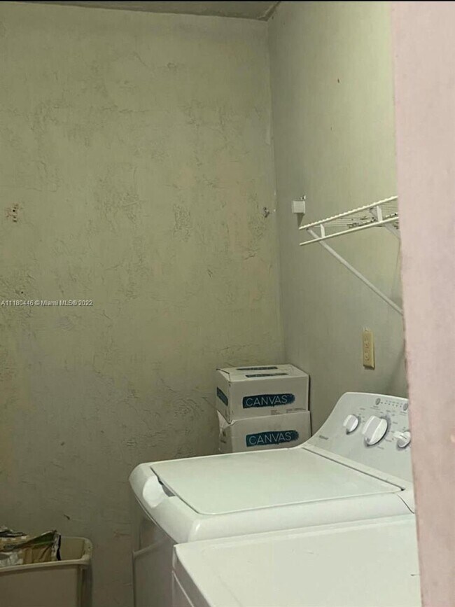 Building Photo - 461 Ives Dairy Rd