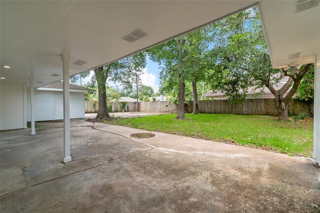 Building Photo - 214 Whispering Oaks Dr
