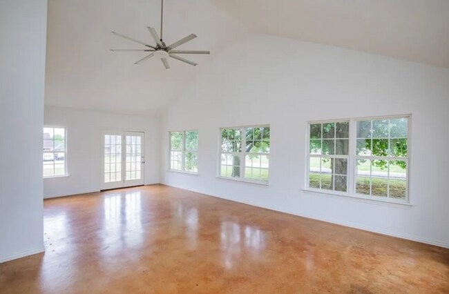 Building Photo - Great Location! Family House! 3 bedroom,  2.5 bathroom, large bonus room, 2 car garage