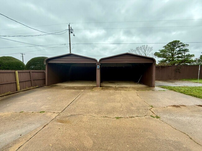 Building Photo - Available Now! Spacious 4 Bed/3 Bath Home in Tyler! Hot Tub!