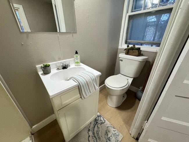 Building Photo - 1 bed, 1 bath home for rent in Waterloo