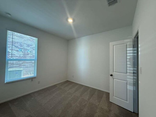 Building Photo - 261 Seven Seas Dr