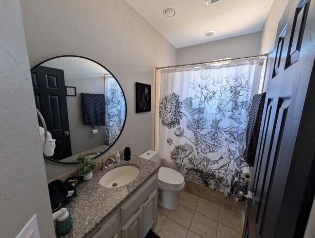 Building Photo - 1001 Hummingbird Dr.