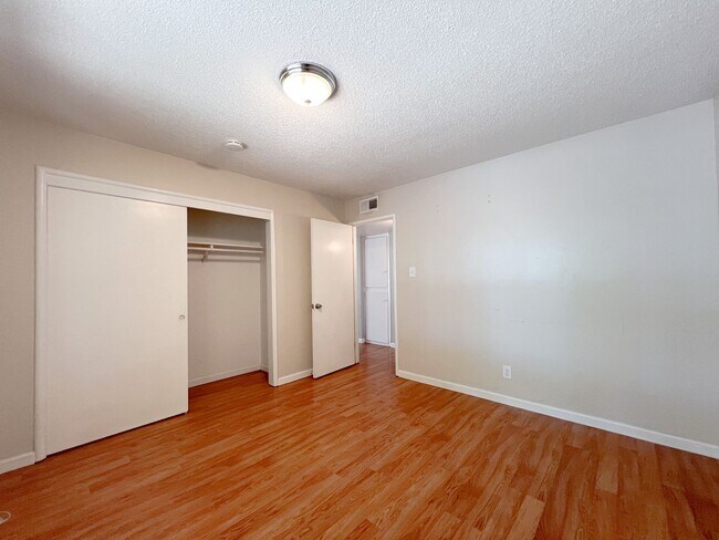 Building Photo - Inviting Duplex Just 5 Minutes from Sac State