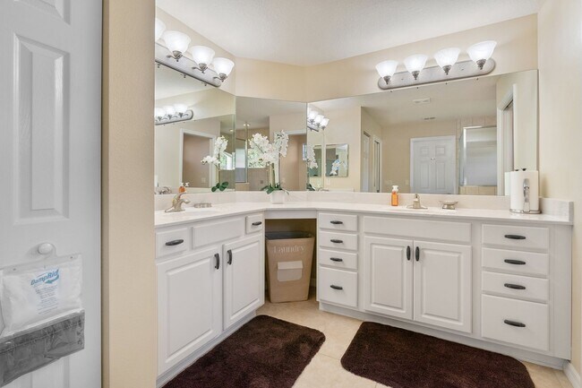 Building Photo - Fully furnished home