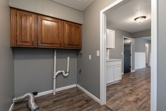 Building Photo - SOUTH SPRINGFIELD HOME (Kickapoo and Cherokee Schools) -- 3 Bed | 1.5 Bath | 2 Car Garage -- LARG...