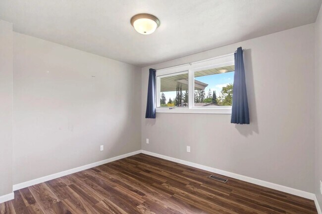 Building Photo - Beautiful 5-Bedroom Home in Mead School Di...