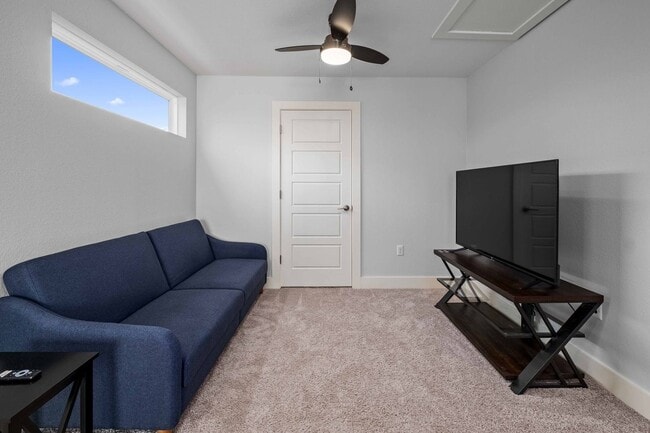 Building Photo - Modern condo, great location, fully Furnis...