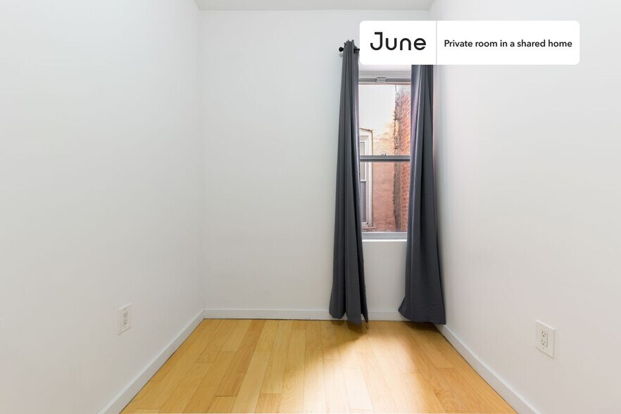 Building Photo - Private bedroom in 4 bed/2 bath Home