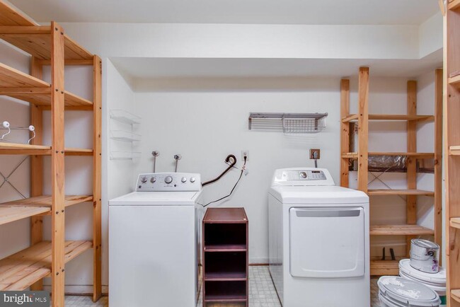 Building Photo - 11121 Watermans Dr