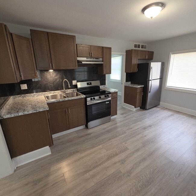 Building Photo - Cozy 3 bedrooms and 1 bath home located on S Pleasant St in Independence, MO