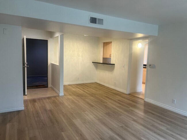 Building Photo - Spacious 2 Bedroom, 2 Bathroom, Canoga Par...