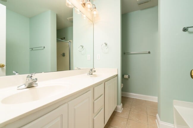 Building Photo - Move-In Ready & Updated Hampton Forest Tow...