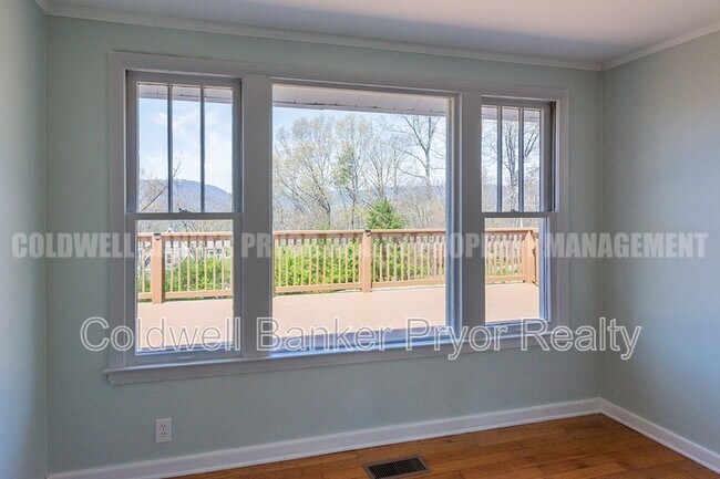 Building Photo - 323 Walsh Rd