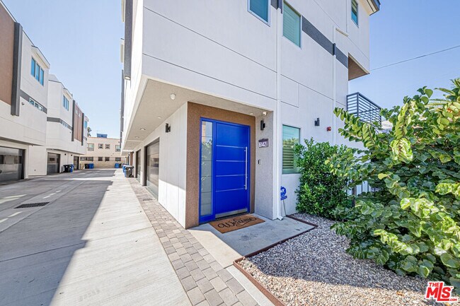 Building Photo - 6142 1/2 Lexington Ave