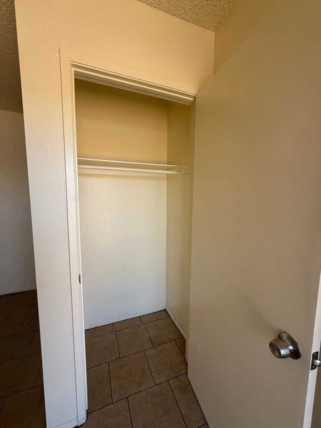 Building Photo - Hesperia Duplex-Spacious 2 Bedrooms, 1 Bathroom, New Interior Paint