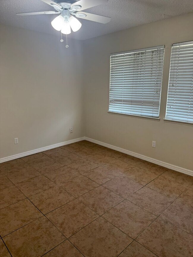 Building Photo - Spacious 4-Bedroom + 2 Bonus Rooms | Near ...