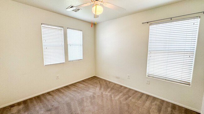 Building Photo - Spacious 3-Bed + Loft & Den | Granite Coun...